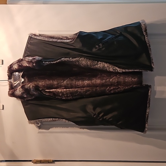 LADIES Reversible Vest - Picture 3 of 8